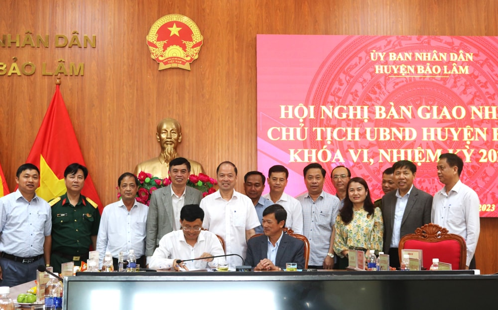 Đồng chí Trương Hoài Minh – Phó Chủ tịch UBND huyện Bảo Lâm (áo trắng) tiếp nhận bàn giao điều hành UBND huyện từ đồng chí Nguyễn Ngọc Nhi