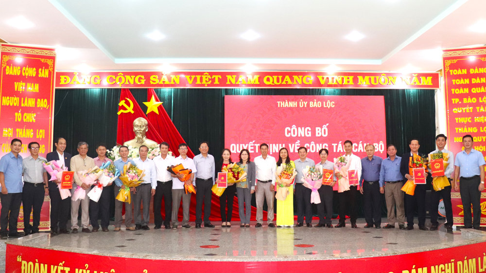 Lãnh đạo TP Bảo Lộc trao quyết định và tặng hoa chúc mừng các cán bộ, quản lý được điều động, luân chuyển