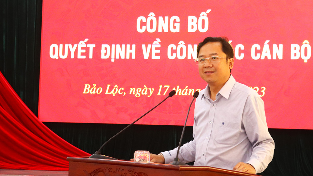 Bí thư Thành ủy Bảo Lộc Tôn Thiện Đồng phát biểu chúc mừng và giao nhiệm vụ cho các cán bộ, quản lý được điều động, luân chuyển