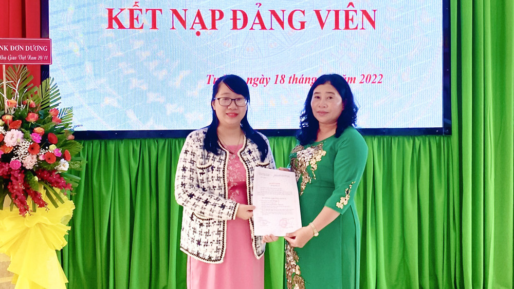 Nhiều quần chúng ưu tú ở Tu Tra đã được kết nạp vào hàng ngũ của Đảng