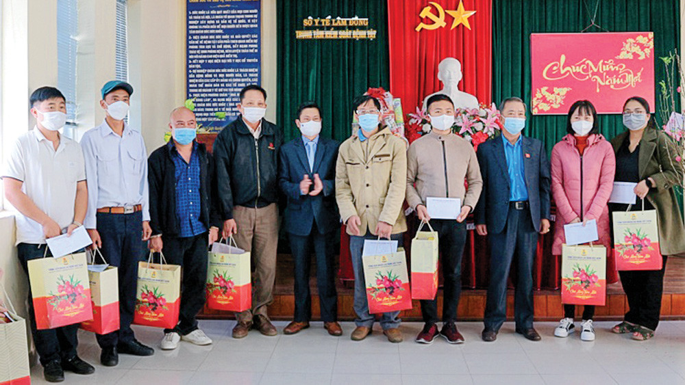 Tặng quà tết cán bộ, nhân viên y tế, người lao động Trung tâm Kiểm soát bệnh tật Lâm Đồng