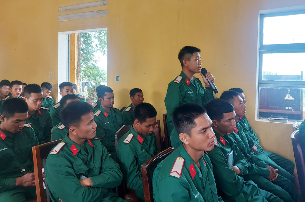 Các chiến sĩ đặt nhiều câu hỏi tới Thủ trưởng Bộ CHQS tỉnh về các vấn đề quan tâm