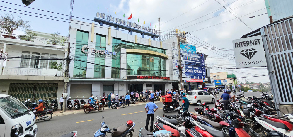 Lực lượng chức năng đảm bảo công tác an ninh trật tự trước Quỹ TDND Phường II sáng 21/4