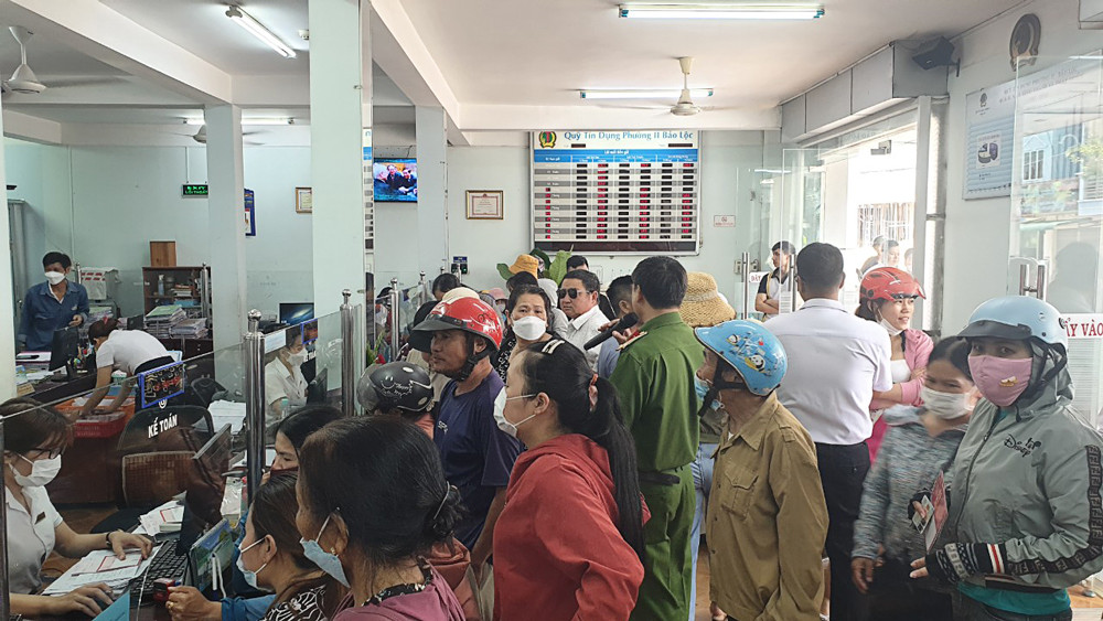 Rất đông khách hàng đến rút tiền tại Quỹ TDND Phường II sáng 21/4