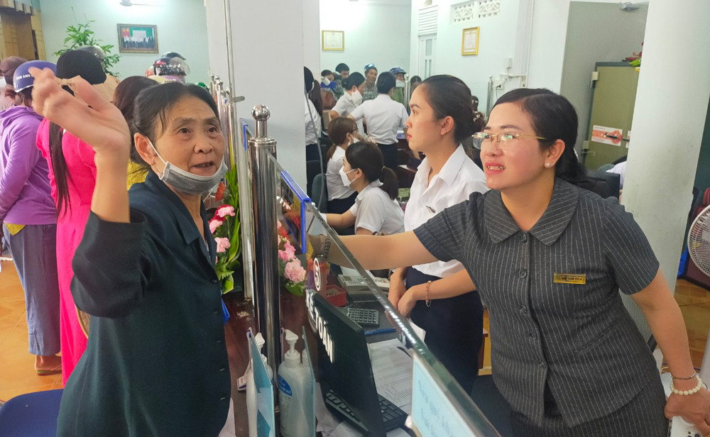 Bà Đỗ Thị Yên – Giám đốc Quỹ TDND Phường II trao đổi với khách hàng vào sáng nay