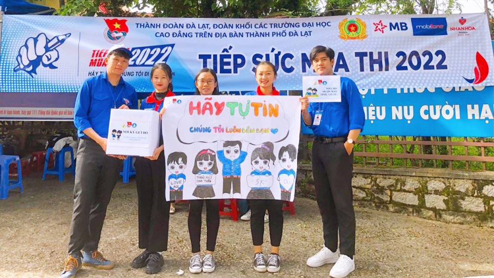 Sinh viên Trường Đại học Đà Lạt tham gia tiếp sức mùa thi năm 2022