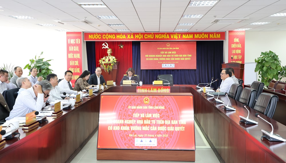 Phó Chủ tịch UBND tỉnh Lâm Đồng Võ Ngọc Hiệp và đại diện lãnh đạo các sở ngành, địa phương tham dự buổi tiếp và làm việc với doanh nghiệp tháng 4