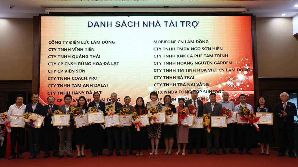 Lãnh đạo Hiệp hội Doanh nghiệp tôn vinh các nhà tài trợ chương trình Tổng kết