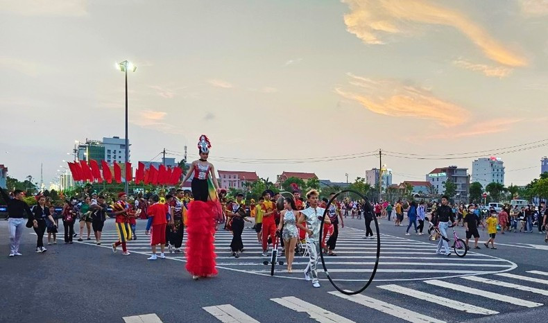 Quảng Bình: Đặc sắc lễ hội diễu hành đường phố Đồng Hới ảnh 3