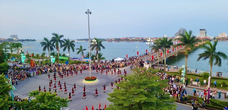Lễ hội diễu hành đường phố Đồng Hới thu hút sự cổ vũ của hàng vạn người dân và du khách.