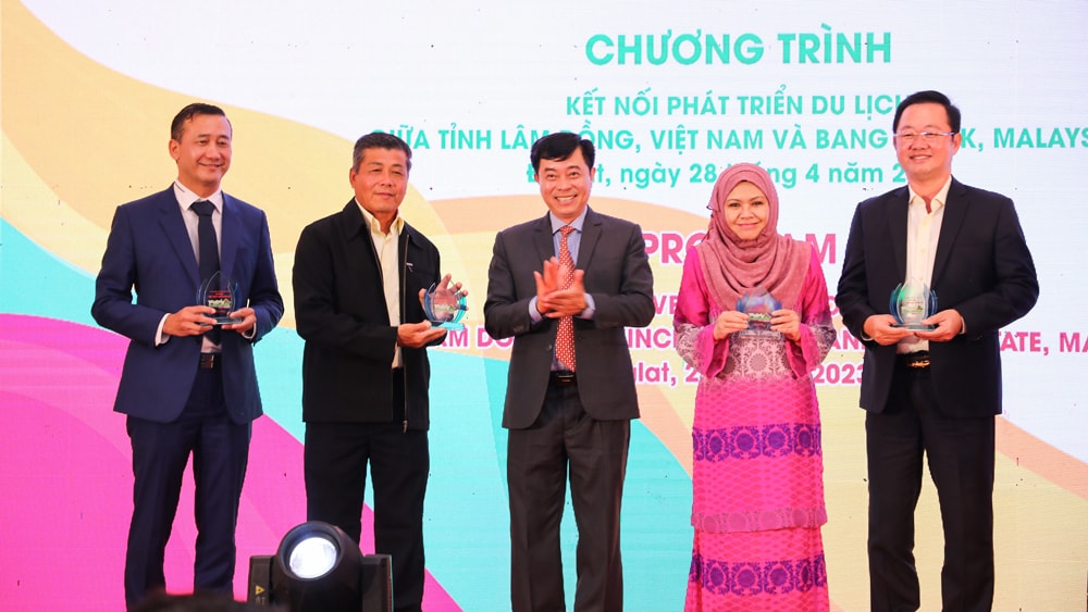Giám đốc Sở Văn hoá - Thể thao và Du lịch tỉnh Lâm Đồng tặng quà cho các doanh nghiệp du lịch Malaysia