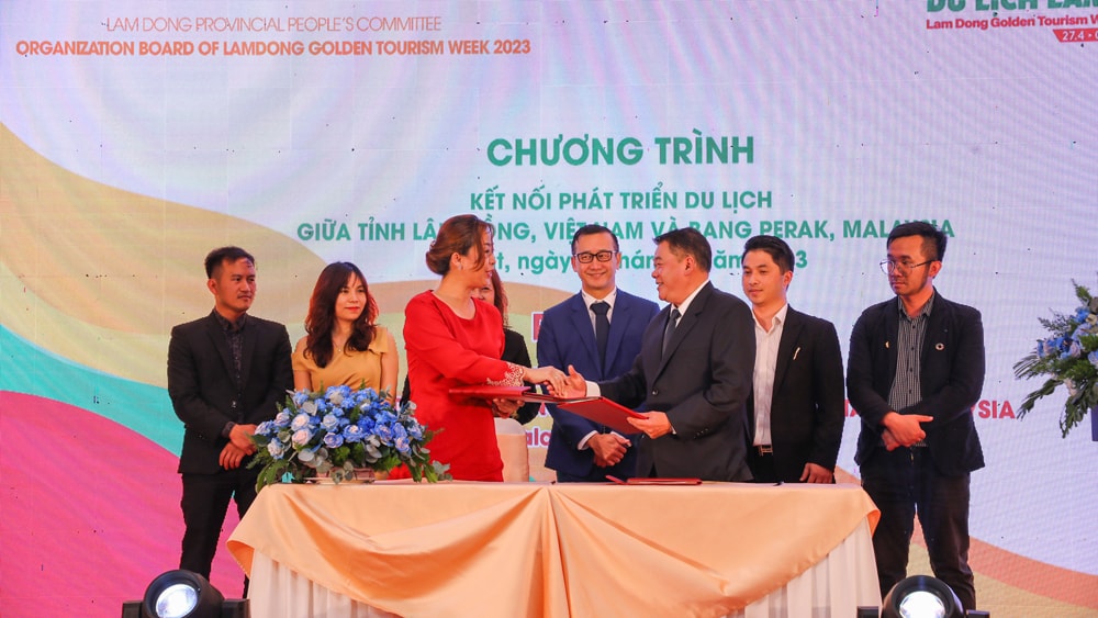 Hiệp hội Du lịch Lâm Đồng - Đà Lạt và Hiệp hội Du lịch Kwong Siew - Perak, Malaysia ký kết biên bản thoả thuận hợp tác với sự chứng kiến của các doanh nghiệp du lịch 2 bên