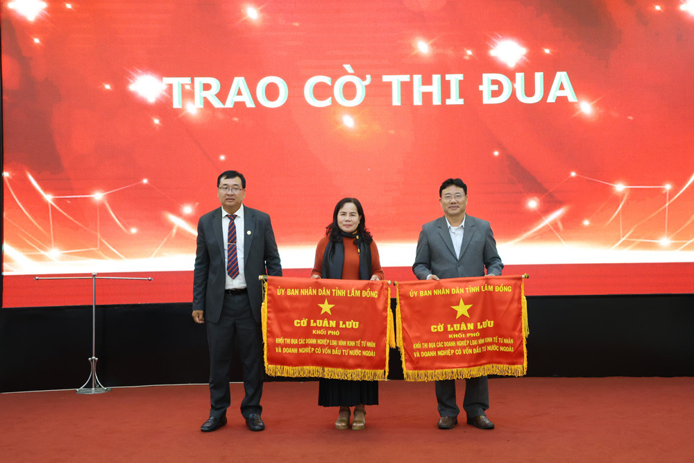 Trao cờ thi đua luân lưu cho các khối Phó