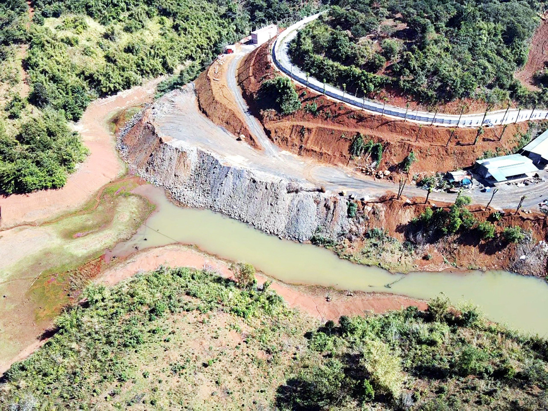 Công trình trái phép của ông Phúc, ở xã Đắk R’Moan, TP Gia Nghĩa, cũng lấn 100m2 lòng hồ thủy điện - Ảnh: TRUNG TÂN