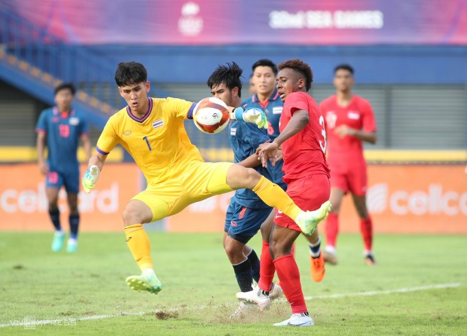 Thủ môn Soponwit (áo vàng) trong tình huống để tuột bóng dẫn tới bàn gỡ 1-2 của Singapore ở cuối hiệp một. Ảnh: Lâm Thoả