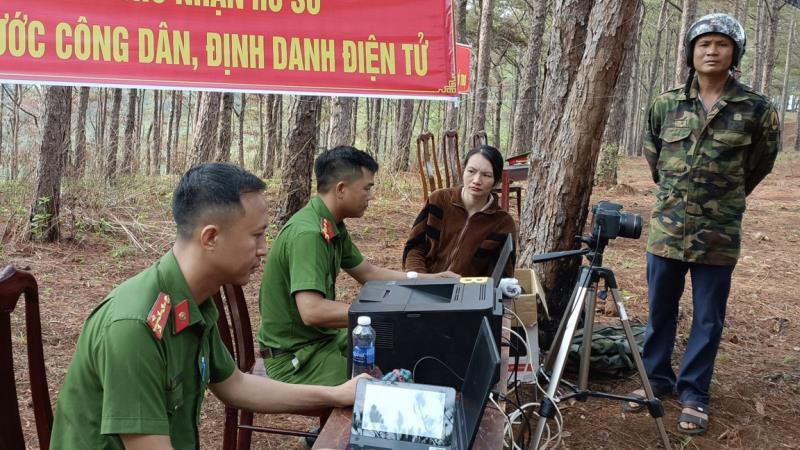 Một điểm thu nhận hồ sơ cấp căn cước công dân, định danh điện tử của lực lượng Công an tại tỉnh Đắk Nông.