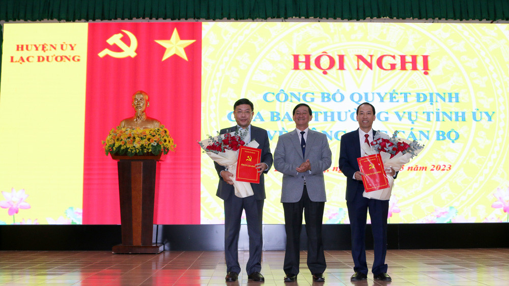 Đồng chí Trần Đức Quận - Ủy viên Ban Chấp hành Trung ương Đảng, Bí thư Tỉnh ủy, Chủ tịch HĐND tỉnh trao quyết định của Ban Thường vụ Tỉnh ủy cho đồng chí Sử Thanh Hoài và đồng chí Bùi Thế