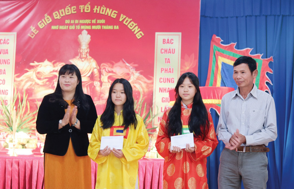 Nhà trường lồng ghép tổ chức các hoạt động ngoại khóa, sinh hoạt chuyên đề, giáo dục đạo đức, kỹ năng sống, văn hóa cho học sinh