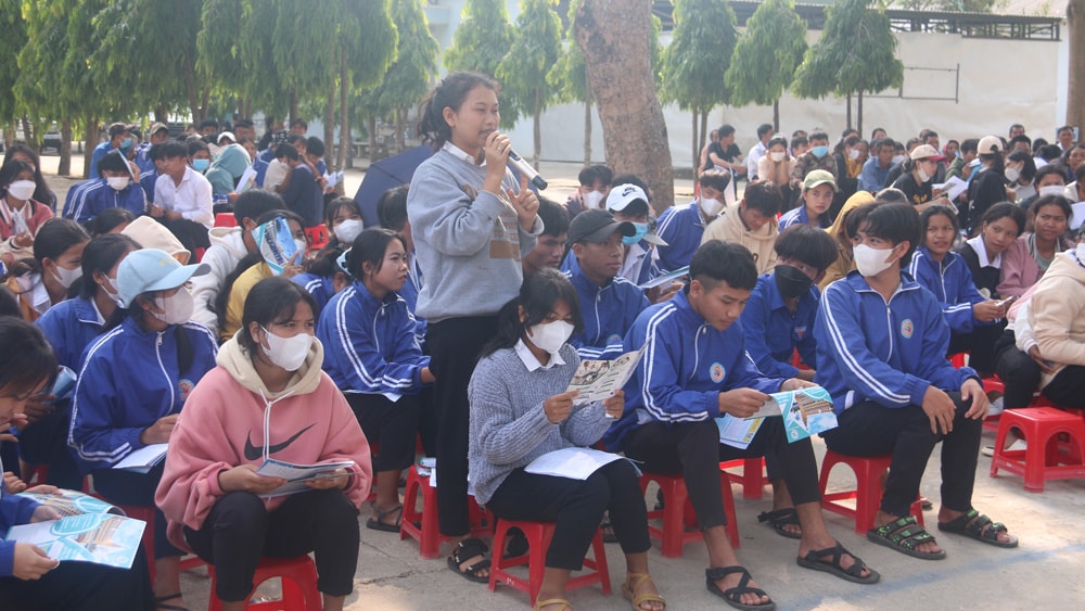 Các em học sinh đặt câu hỏi tìm hiểu về tuyển sinh giáo dục nghề nghiệp, việc làm và thị trường lao động