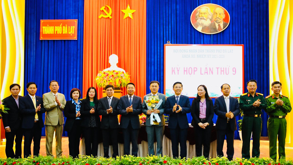 Lãnh đạo Thành ủy – HĐND – UBND – Ủy ban MTTQ thành phố và lãnh đạo các phòng, ban, đơn vị tặng hoa chúc mừng đồng chí Đặng Quang Tú – Phó Bí thư Thành ủy trúng cử  chức danh Chủ tịch UBND TP Đà Lạt