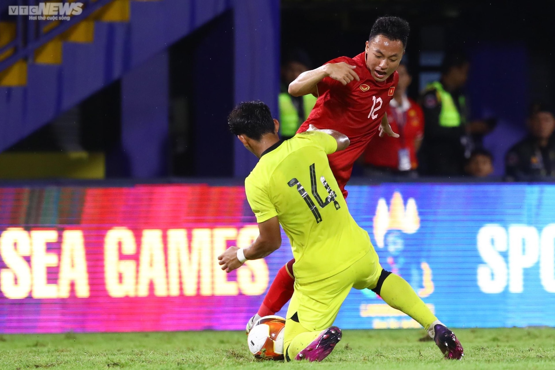 Loại U22 Malaysia, U22 Việt Nam vào bán kết SEA Games 32 - 1