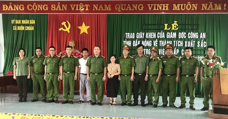 Đồng chí Phó Giám đốc Công an tỉnh Đắk Nông và đại biểu chụp hình lưu niệm với tập thể Công an xã Buôn Choah.