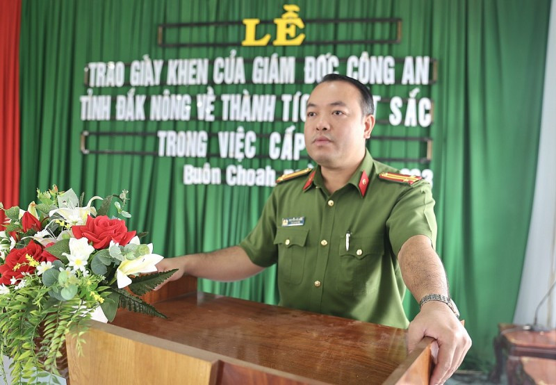 Trung tá Nguyễn Hữu Đức, Phó Giám đốc Công an tỉnh biểu dương lực lượng Công an cơ sở trong việc đẩy nhanh tiến độ cấp CCCD.