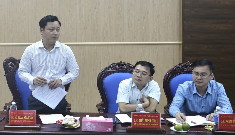 Đồng chí Võ Phạm Xuân Lâm, Bí thư Thành ủy Gia Nghĩa phát biểu tại buổi làm việc.