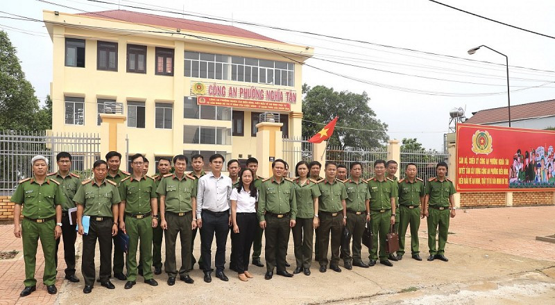 Đại tá Bùi Quang Thanh, Giám đốc Công an tỉnh cùng đoàn công tác kiểm tra thực tế tại Công an phường Nghĩa Tân.