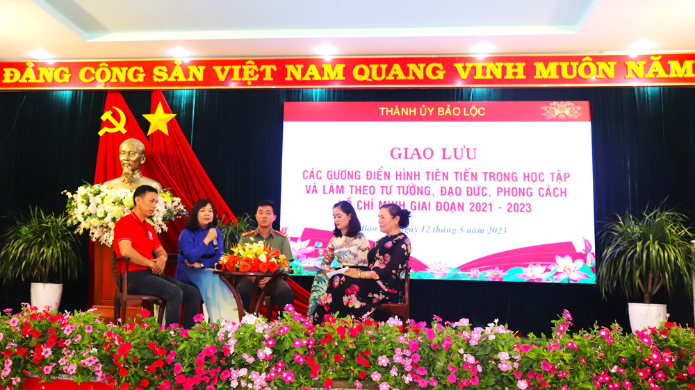 Các tập thể, cá nhân điển hình tiến tiến trong học tập và làm theo Bác giao lưu, chia sẻ kinh nghiệm