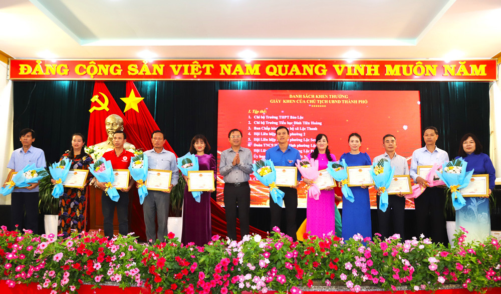 Đồng chí Tôn Thiện Đồng - Bí thư Thành ủy Bảo Lộc trao khen thưởng cho các tập thể tiêu biểu trong học tập và làm theo Bác