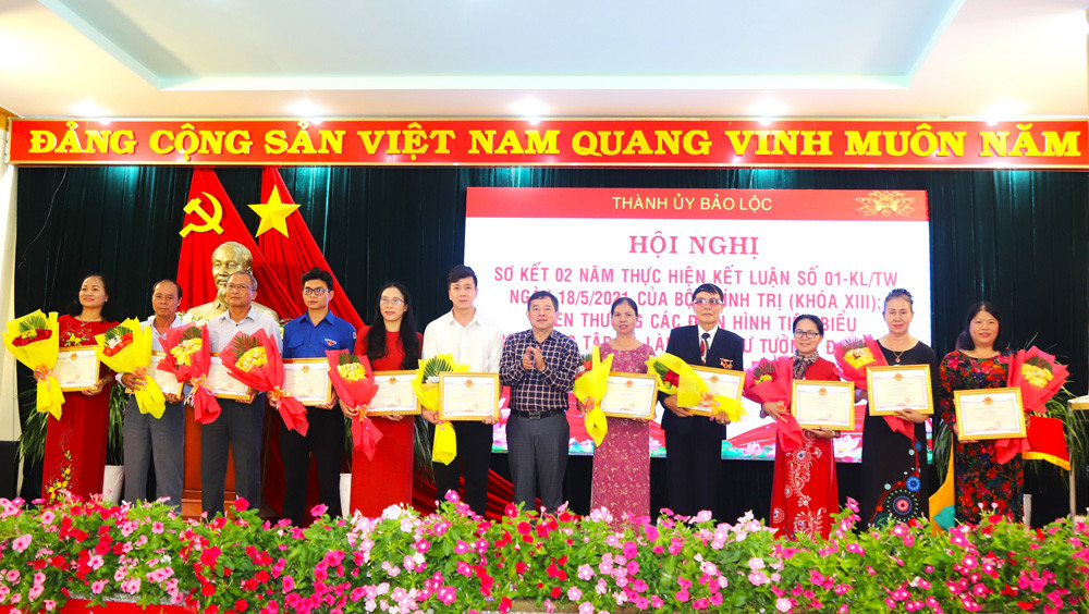 Chủ tịch UBND TP Bảo Lộc Nguyễn Văn Phương trao khen thưởng cho các cá nhân điển hình tiên tiến học tập và làm theo Bác