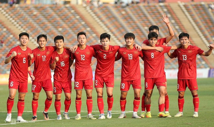 Cầu thủ Việt Nam dàn hàng ngang mừng bàn nâng tỷ số lên 3-0 của Văn Khang (số 8). Ảnh: Đức Đồng