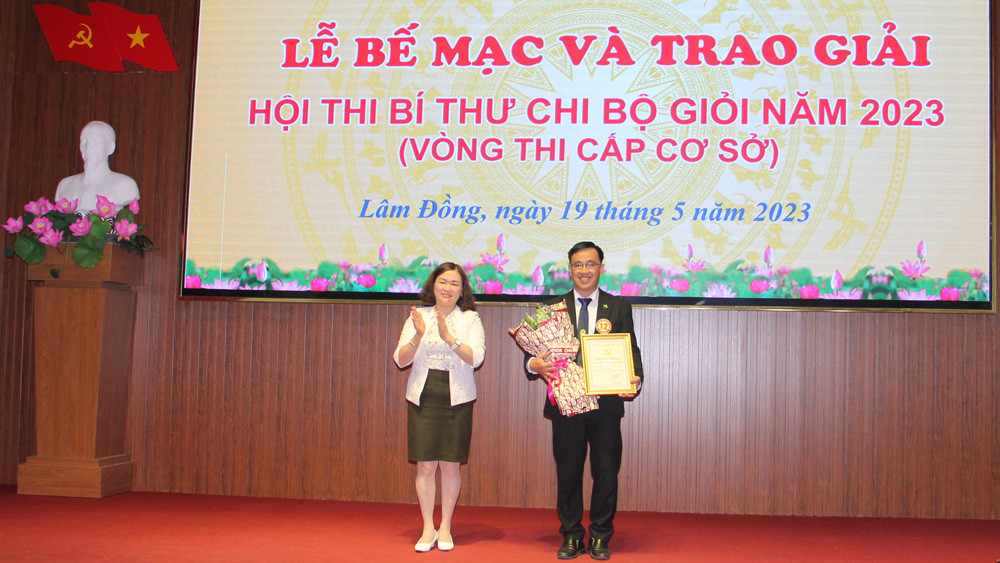Trao giải nhất cho thí sinh tham gia Hội thi