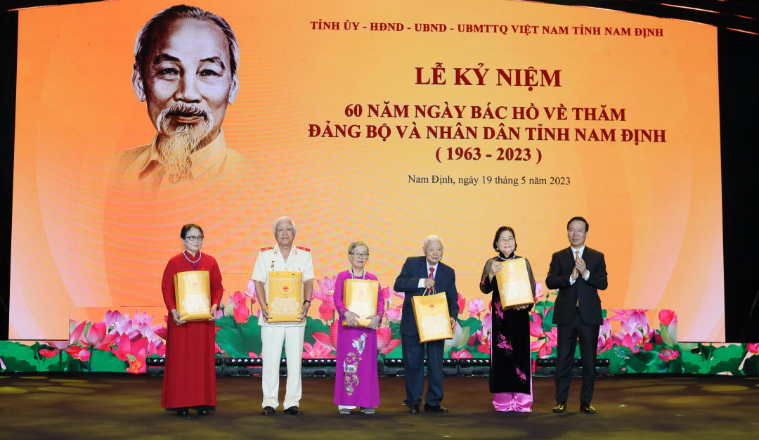 Đồng chí Chủ tịch nước Võ Văn Thưởng tặng quà các Mẹ Việt Nam anh hùng, Anh hùng LLVT nhân dân, Anh hùng Lao động và nhân chứng được gặp Bác Hồ