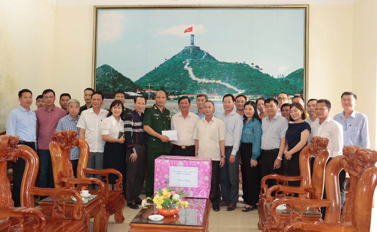 Bí thư Tỉnh ủy Lâm Đồng Trần Đức Quận trao tặng 200 triệu đồng cho Đồn Biên phòng Lũng Cú để thực hiện công tác an sinh xã hội.