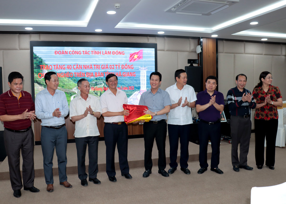 Bí thư Tỉnh ủy Đặng Quốc Khánh tặng lá cờ rộng 54 m2 đã được treo tại Cột cờ Quốc gia Lũng cú cho đồng chí Trần Đức Quận, Bí thư Tỉnh ủy Lâm Đồng.