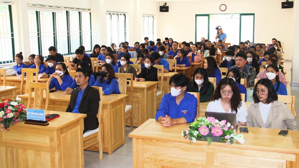 Các cán bộ, đoàn viên, thanh niên tham gia đợt sinh hoạt chính trị