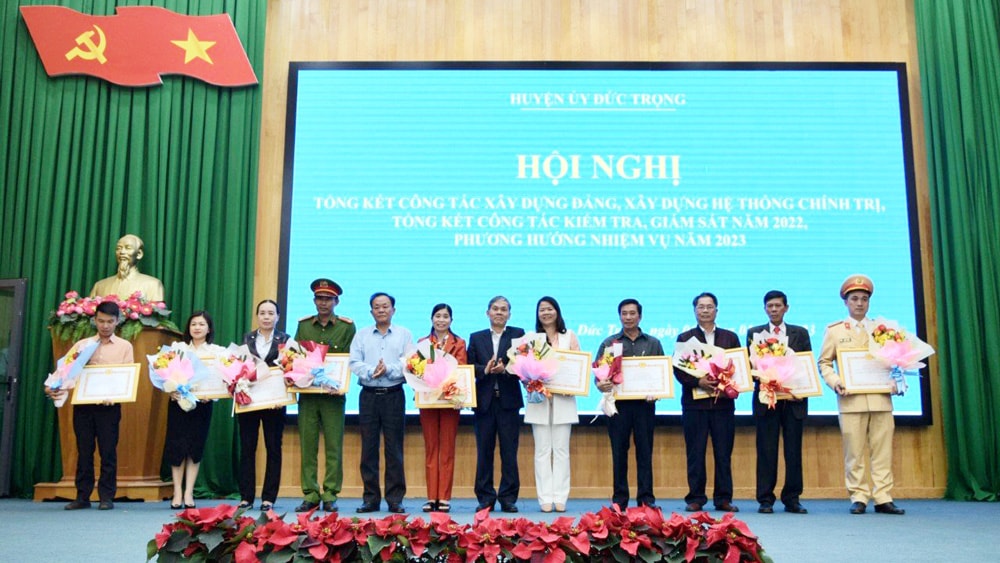 Trao giấy khen cho các tổ chức cơ sở đảng và đảng viên có thành tích xuất sắc 5 năm liên tục trong công tác xây dựng Đảng