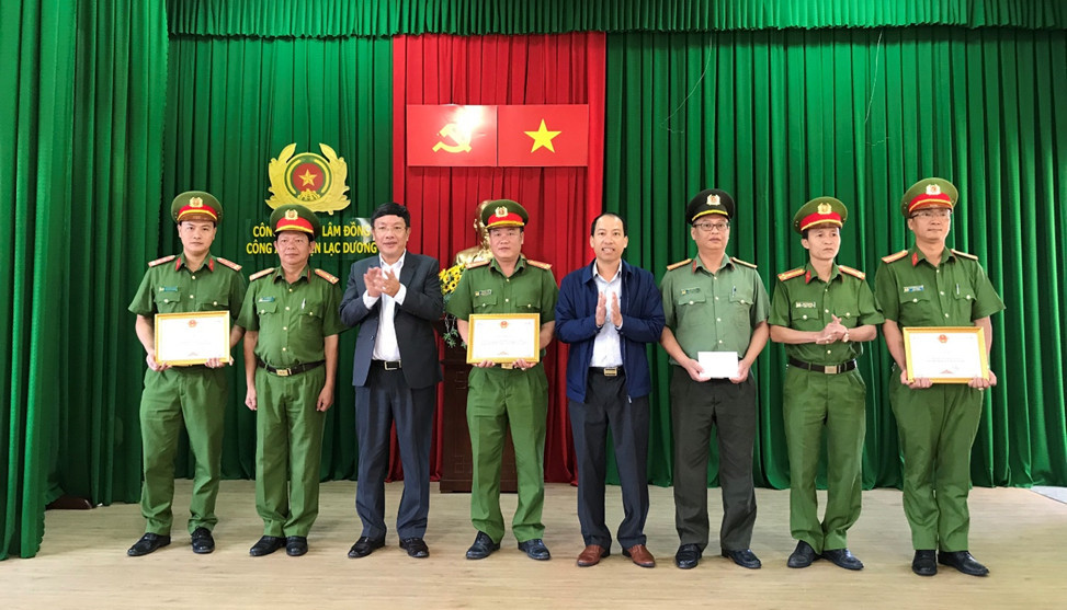 Đồng chí Sử Thanh Hoài – Bí Thư Huyện ủy và đồng chí Bùi Thế – Chủ tịch UBND huyện trao giấy khen cho các tập thể có thành tích xuất sắc trong công tác đấu tranh, trấn áp tội phạm