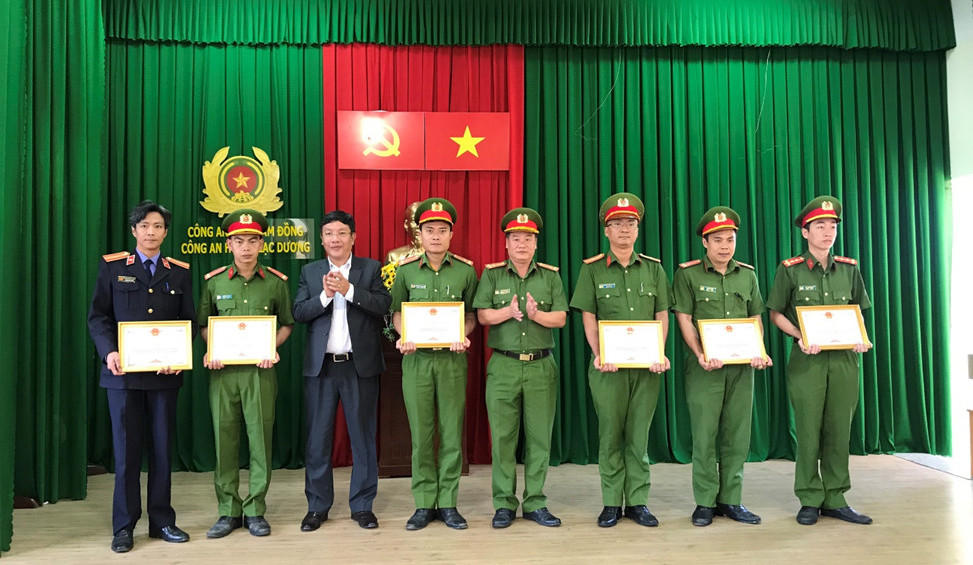 Đồng chí Bùi Thế – Chủ tịch UBND huyện và đồng chí Hà Xuân Tùng - Trưởng Công an huyện trao giấy khen cho các cá nhân có thành tích xuất sắc trong công tác đấu tranh, trấn áp tội phạm