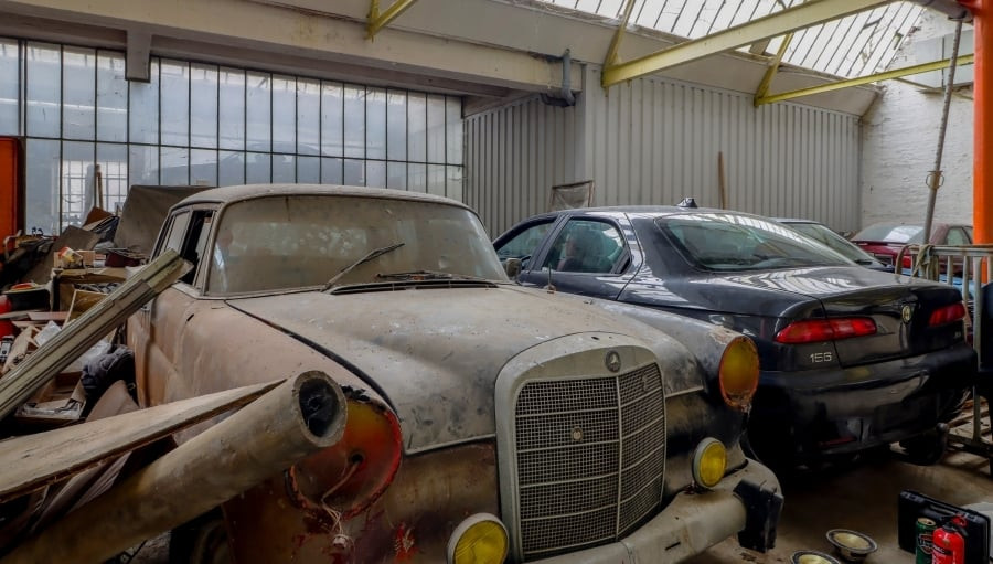 Ngỡ ngàng với 'kho báu' chứa toàn xe cổ bị bỏ hoang ở Bỉ - 1