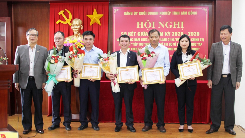 Thường trực Đảng ủy Khối Doanh nghiệp tỉnh trao giấy khen cho các tập thể điển hình học tập và làm theo tư tưởng, đạo đức, phong cách Hồ Chí Minh