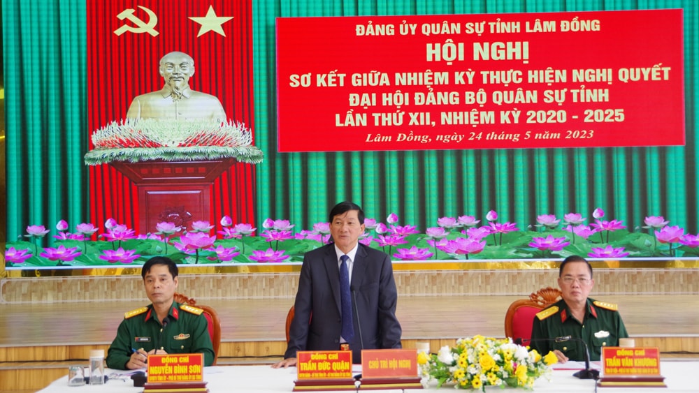 Đồng chí Trần Đức Quận - Bí thư Tỉnh ủy, Chủ tịch HĐND tỉnh, Bí thư Đảng ủy Quân sự tỉnh phát biểu tại hội nghị