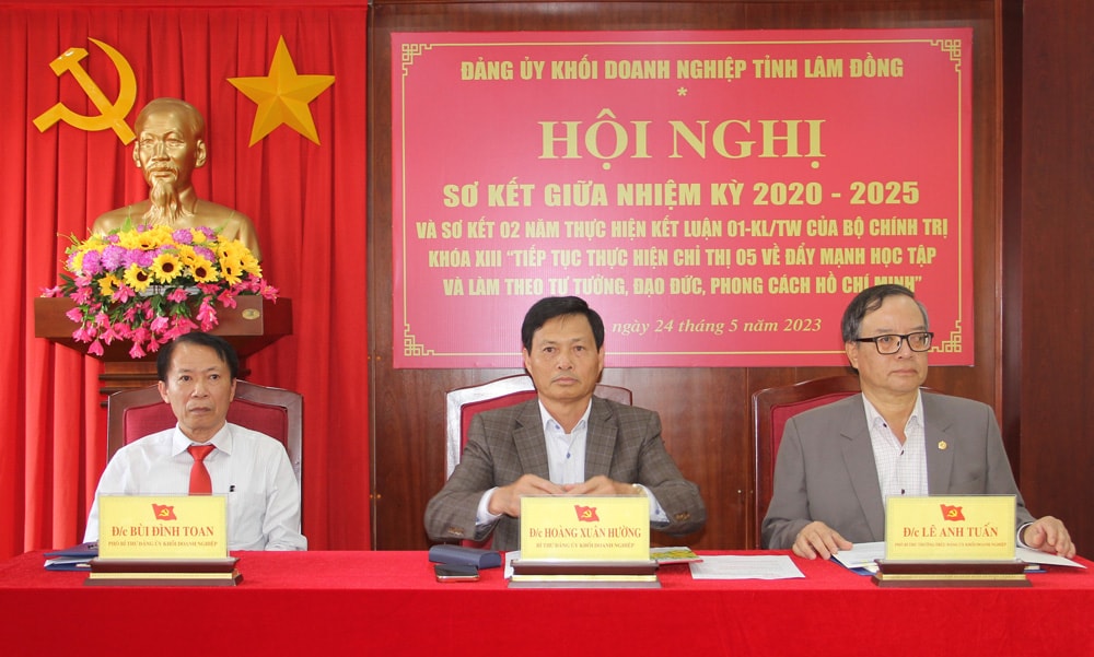 Các đồng chí chủ trì hội nghị