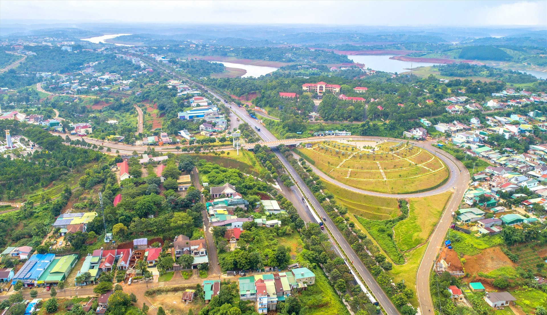 Hiện có gần 1/3 diện tích tự nhiên ở tỉnh Đắk Nông bao gồm đường giao thông Quốc lộ, trường học, cơ quan Nhà nước... dính quy hoạch khai khoáng bô xít. Ảnh: Phan Tuấn