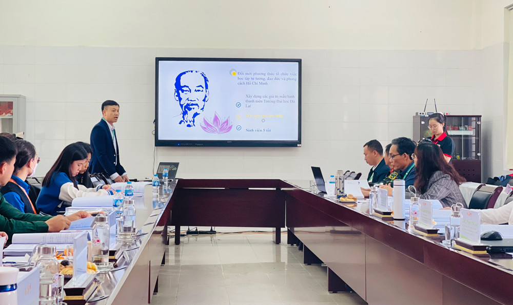 Đại biểu tham luận tại hội thảo