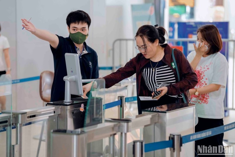 Hành khách làm thủ tục xác thực hành khách bằng căn cước công dân gắn chip tại Nhà ga hành khách T1, Cảng hàng không quốc tế Nội Bài.