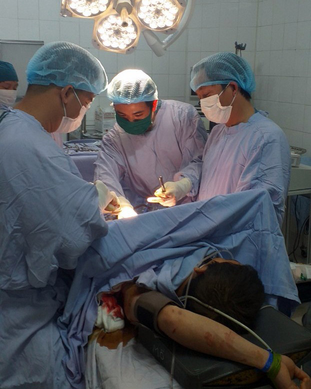 Ê kíp mổ đang xử trí ca bệnh