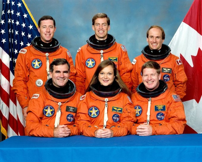 Michael A. Baker (ngoài cùng bên trái) và phi hành đoàn STS-52 năm 1991. Nguồn: Wikimedia Commons